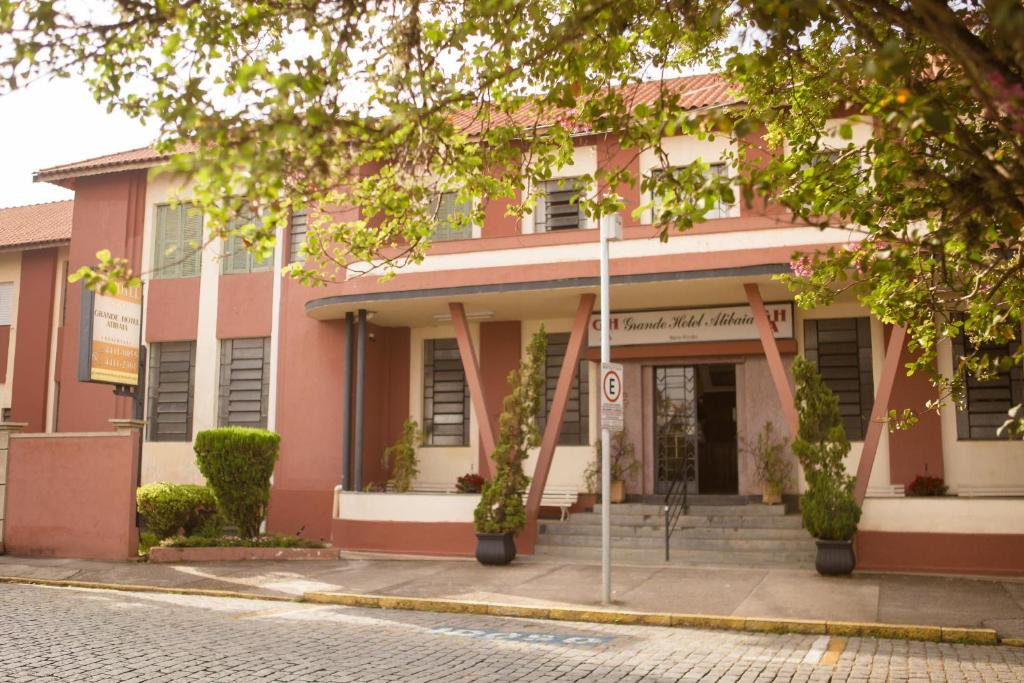 Fachada do Grande Hotel Atibaia